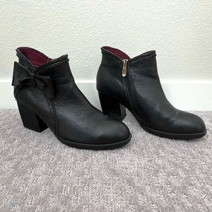 L’Artiste size 41 like 9.5 Elegant Black leather Ankle Boots with Bow Detail